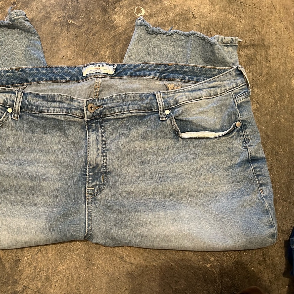 Torrid Women's Light Blue distressed hem cropped Jeans.